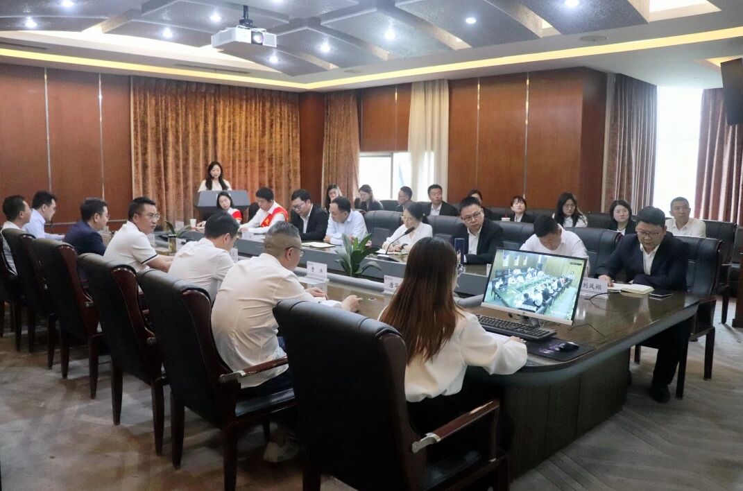 礼赞劳动者，奋斗新征程