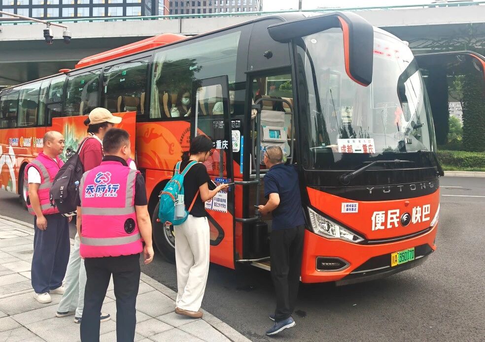 权威媒体接连报路，成渝便民快巴何以持续出圈?